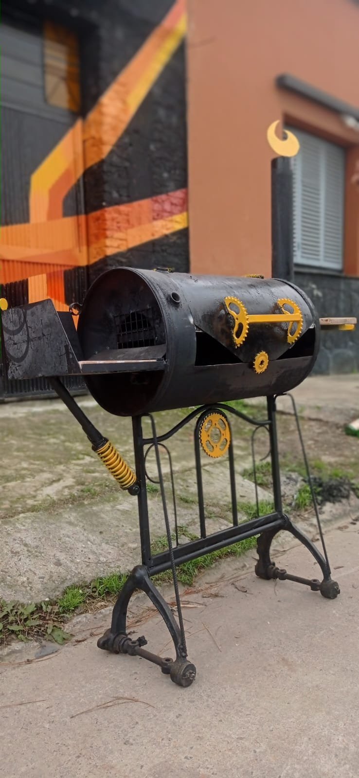 Parrilla con patas de máquina de coser y engranajes amarillos